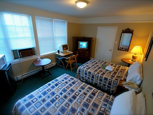 Hotel Auberge Michel Doyon : photo 3 de la chambre chambre double standard avec 2 lits doubles et salle de bains privative