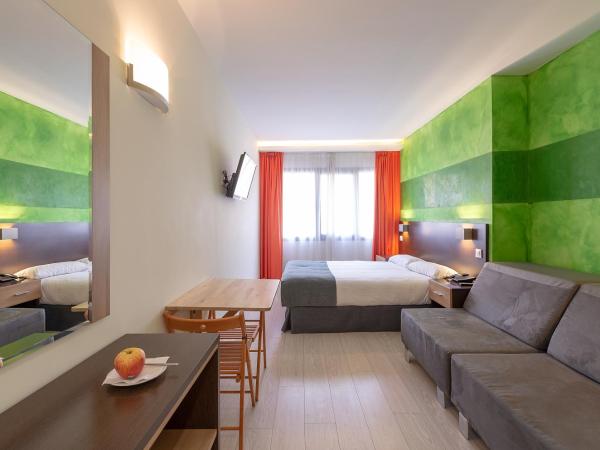 Apartamentos Recoletos : photo 5 de la chambre chambre familiale