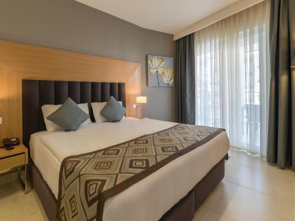 Ramada Resort Kusadasi & Golf : photo 2 de la chambre suite avec 1 lit king-size et lits jumeaux