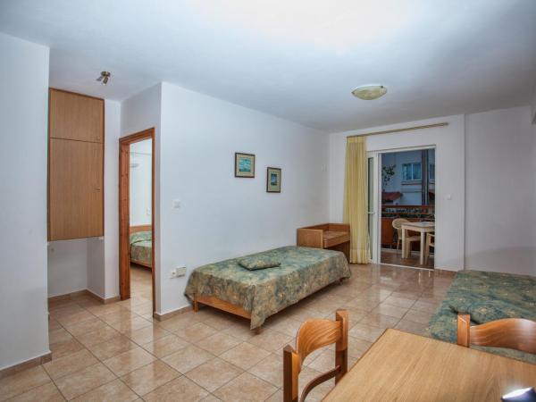 Ilian Beach & Apartments : photo 8 de la chambre appartement 1 chambre avec vue latérale sur la mer