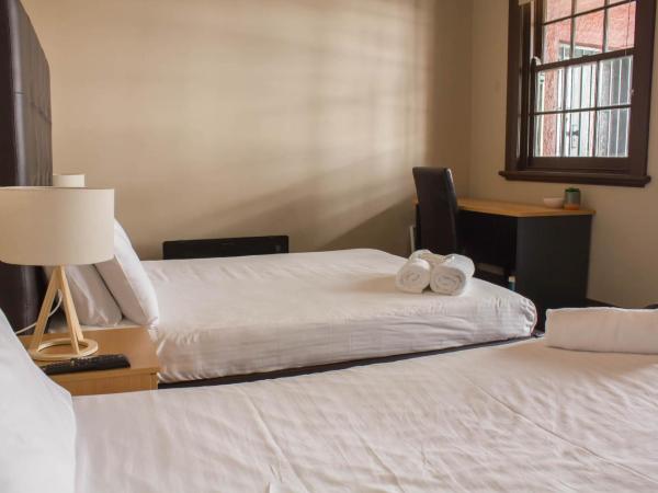 Campsie Hotel : photo 3 de la chambre chambre triple avec balcon