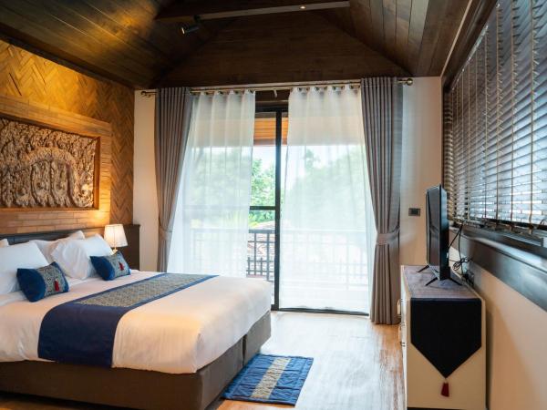 Phor Liang Meun Terracotta Arts : photo 8 de la chambre chambre double deluxe avec balcon (plafond en bois)