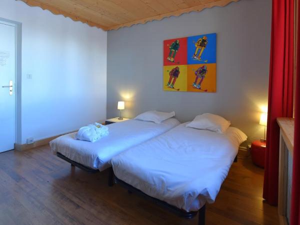 La Principauté de Comborciere : photo 2 de la chambre chambre triple confort avec douche