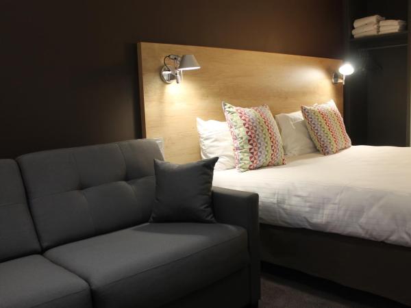 Campanile Laval Nord : photo 3 de la chambre chambre nouvelle génération avec 2 lits doubles et 1 lit simple