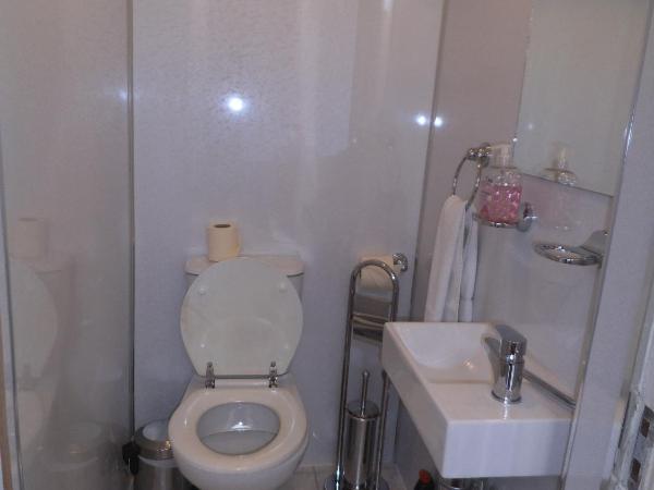 Menzies Guest House : photo 2 de la chambre chambre double basique avec salle de bains commune