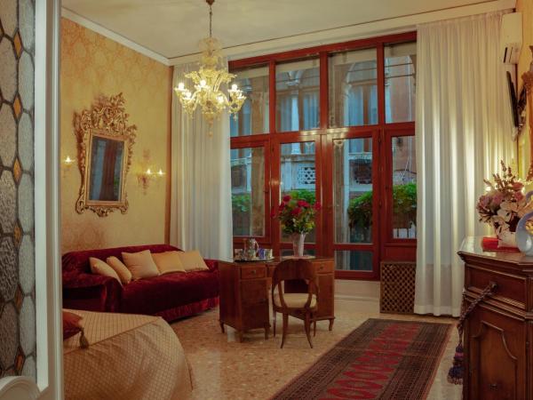 B&B Beroni a Venezia : photo 1 de la chambre suite lit king-size avec balcon