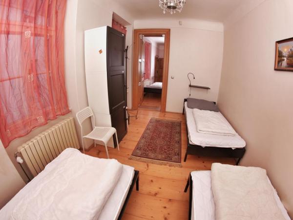 Hostel HOMEr - Old Town Square : photo 6 de la chambre chambre triple avec salle de bains commune
