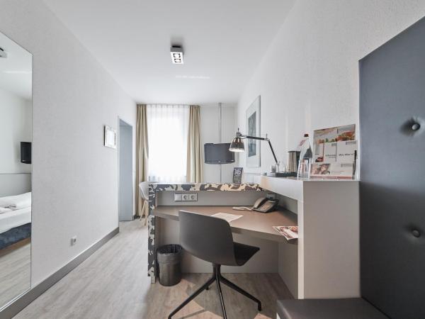 Hotel Amadeus : photo 2 de la chambre petite chambre simple