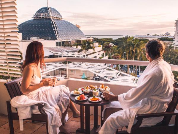 Pullman Reef Hotel Casino : photo 5 de la chambre chambre lit king-size deluxe avec baignoire spa, parking autonome gratuit et 1 bon pour une boisson - vue sur piscine