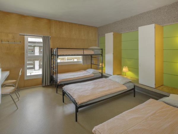 Lausanne Youth Hostel Jeunotel : photo 1 de la chambre lit simple dans chambre quadruple