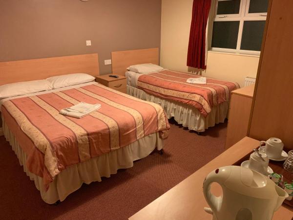 Belmont Hotel : photo 4 de la chambre chambre triple avec salle de bains privative