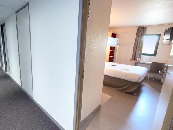 Première Classe Chalon Sur Saône : photo 1 de la chambre chambre triple (1 lit double et 1 lit simple)