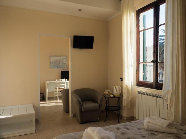 Affittacamere Lunamar : photo 4 de la chambre room with balcony, private bathroom and city view