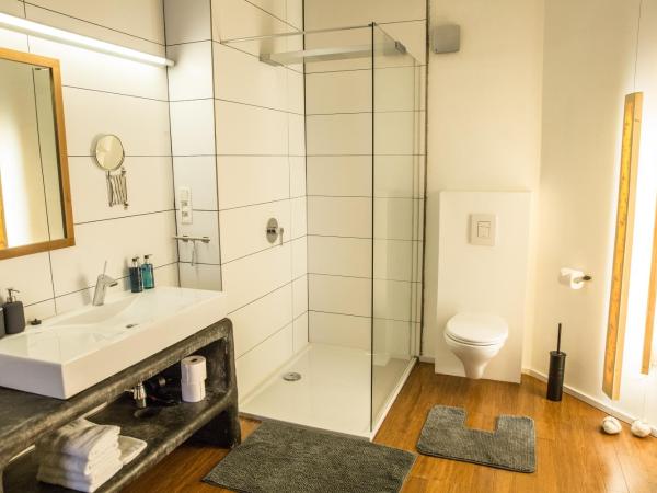 BNB Nest : photo 2 de la chambre chambre lit queen-size avec baignoire spa