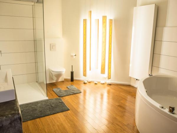 BNB Nest : photo 9 de la chambre chambre lit queen-size avec baignoire spa