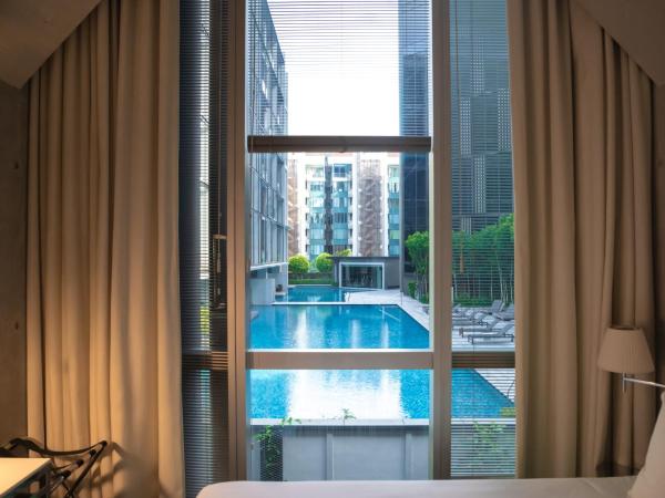 M Social Singapore : photo 10 de la chambre confortable hébergement alcôve lit queen-size