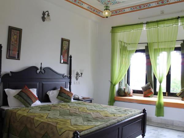 Karohi Haveli - A Heritage Hotel : photo 5 de la chambre chambre super de luxe ou lits jumeaux - vue sur lac