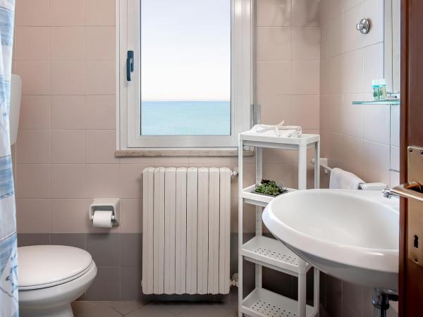 Residence Belvedere Vista - SeaFront : photo 7 de la chambre appartement 1 chambre - vue latérale sur mer