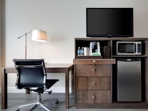 The Florida Hotel & Conference Center in the Florida Mall : photo 6 de la chambre chambre avec 2 lits queen-size et baignoire accessible aux personnes à mobilité réduite - vue sur ville