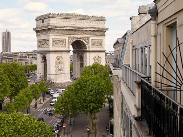 Grand Hôtel Champs-Elysées : photo 7 de la chambre chambre premium - vue sur arc de triomphe