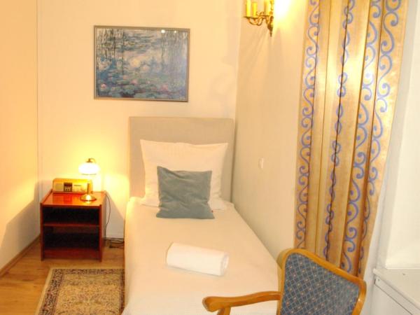 Pokoje Gościnne Dom Literatury : photo 6 de la chambre chambre simple - vue sur château royal (28)