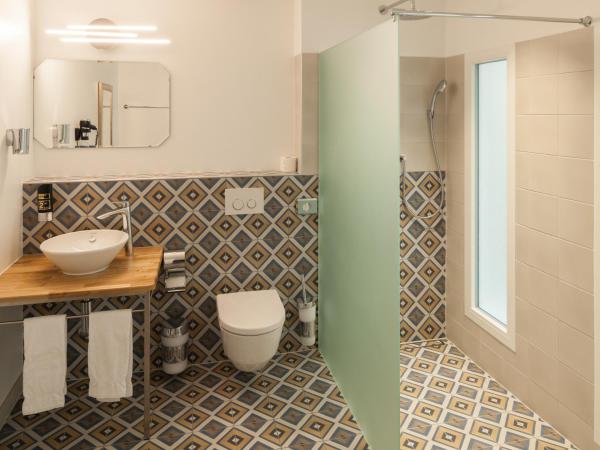 B&B Louis-Favre 21 : photo 1 de la chambre chambre double avec salle de bains commune