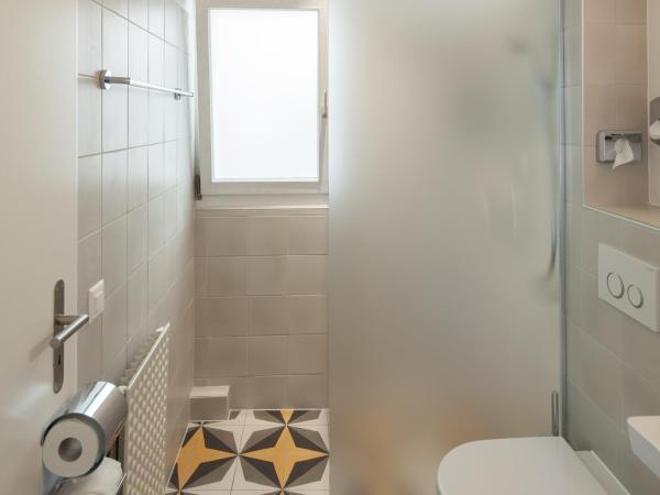 B&B Louis-Favre 21 : photo 3 de la chambre chambre double avec salle de bains privative