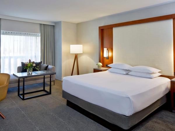 Hyatt Regency Atlanta : photo 1 de la chambre chambre lit king-size pour personnes à mobilité réduite avec douche accessible aux personnes à mobilité réduite