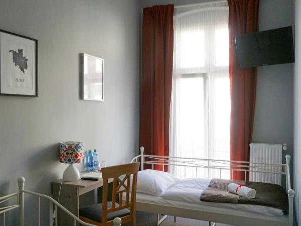 Expolis Residence - City Center MTP TARGI - 24h #betterthanyourEX : photo 5 de la chambre chambre lits jumeaux avec salle de bains privative