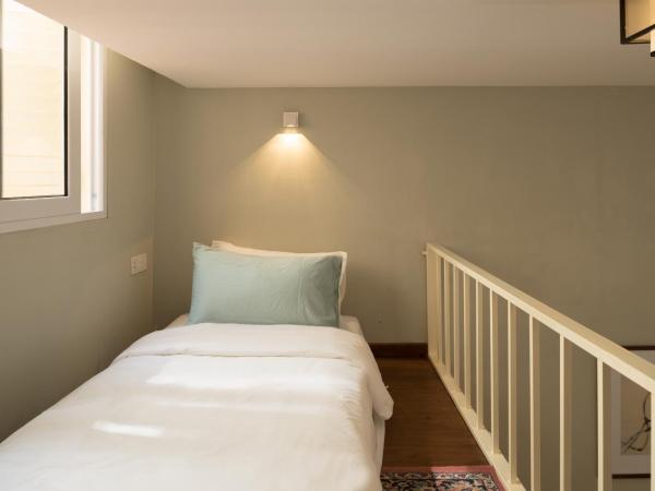 Carnarvon House : photo 4 de la chambre chambre triple avec salle de bains privative