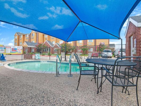 Super 8 by Wyndham San Antonio Downtown NE : photo 2 de la chambre chambre avec 2 lits queen-size - accessible aux personnes à mobilité réduite - non-fumeurs