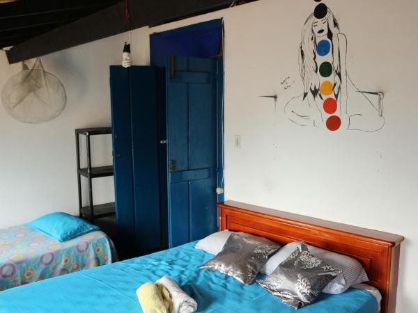 Hostel Torre Bahia-Familia : photo 9 de la chambre lit dans dortoir mixte de 6 lits