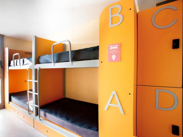 Twentytu Hostel Barcelona : photo 2 de la chambre chambre quadruple