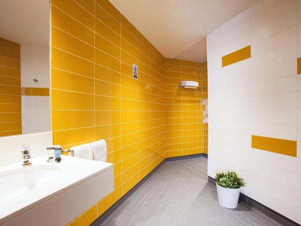 Twentytu Hostel Barcelona : photo 5 de la chambre chambre lits jumeaux avec salle de bains privative