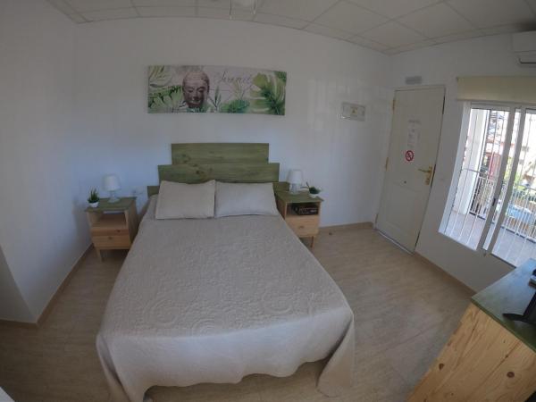 Hostal El Paraiso Playa Alicante : photo 5 de la chambre chambre lit queen-size