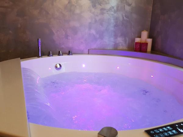 Ilsanleonardo : photo 2 de la chambre chambre lit queen-size avec baignoire spa