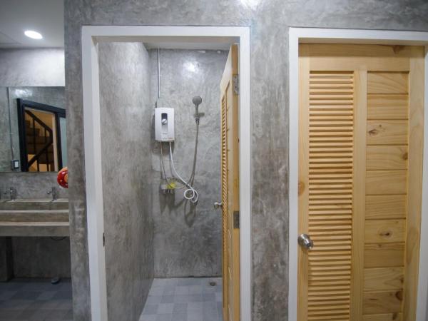 Suree House : photo 1 de la chambre chambre quadruple avec salle de bains commune