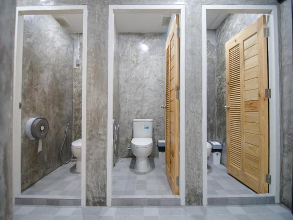 Suree House : photo 2 de la chambre chambre lits jumeaux avec salle de bains commune