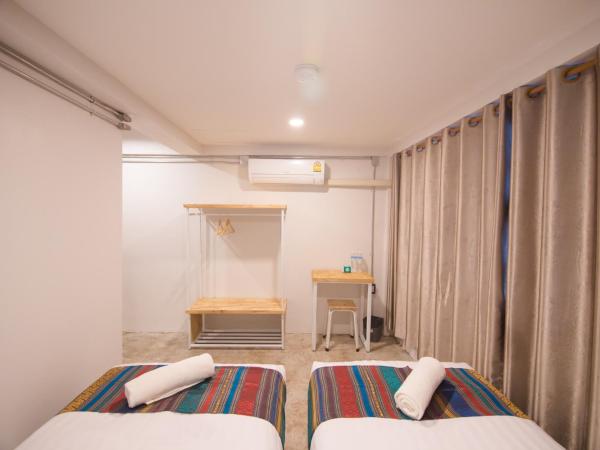 Suree House : photo 1 de la chambre chambre lits jumeaux avec salle de bains privative