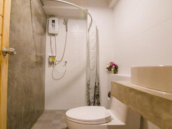 Suree House : photo 2 de la chambre chambre lits jumeaux avec salle de bains privative