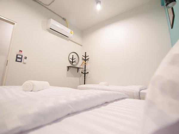 Suree House : photo 6 de la chambre chambre lits jumeaux avec salle de bains commune