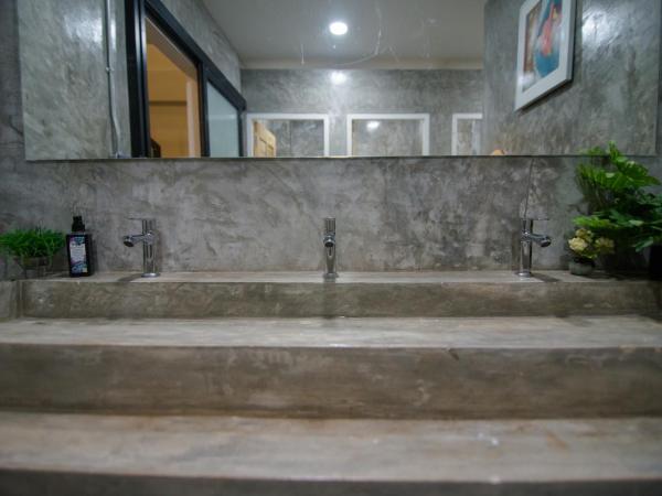 Suree House : photo 2 de la chambre chambre quadruple avec salle de bains commune