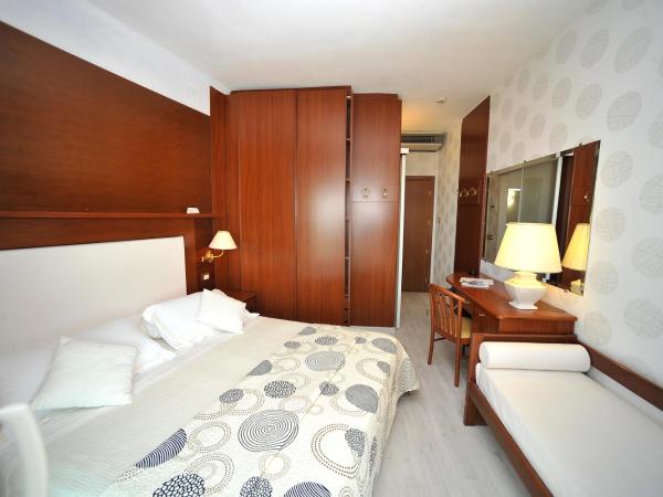 Hotel Corallo : photo 1 de la chambre chambre double ou lits jumeaux avec balcon et vue latérale sur la mer