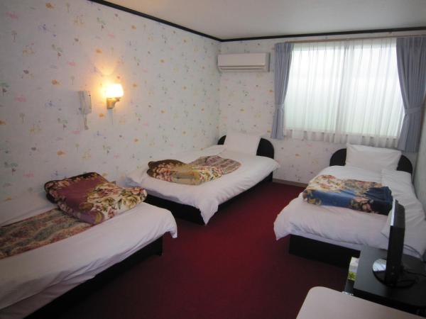 Pension Kitashirakawa : photo 1 de la chambre chambre triple avec salle de bains commune