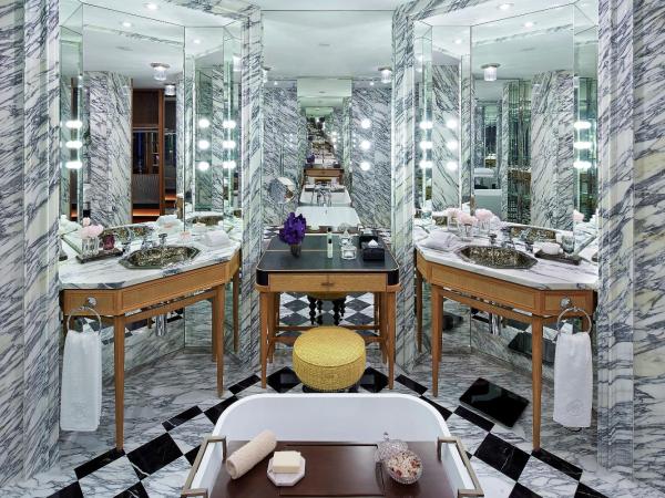 Rosewood Hong Kong : photo 4 de la chambre chambre lit king-size - vue sur pic kowloon