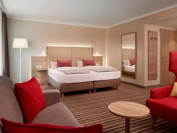 HYPERION Hotel Berlin : photo 2 de la chambre chambre triple affaires avec accès au salon exécutif