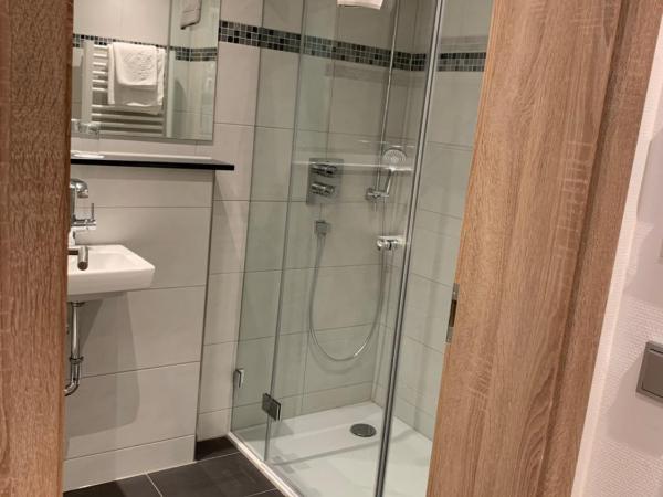 Gästehaus Alpinia : photo 2 de la chambre chambre double deluxe avec douche