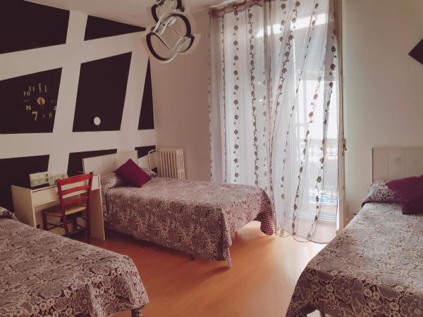 Hostal Lima : photo 3 de la chambre chambre quadruple avec balcon