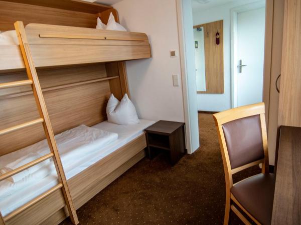 Ausbildungshotel St. Theresia : photo 3 de la chambre chambre familiale avec salle de bains privative