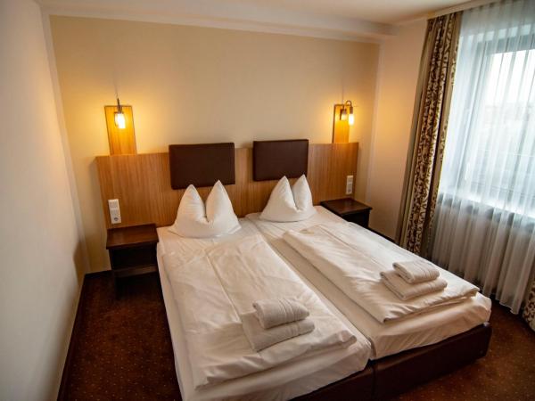 Ausbildungshotel St. Theresia : photo 6 de la chambre chambre familiale avec salle de bains privative